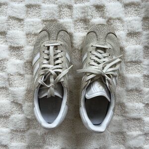 Adidas sneaker beige